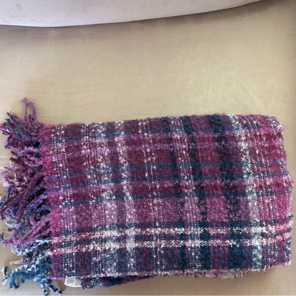 WOOLRICH. Beautiful Purple/Amethyst/Blue Colored Shawl/Wrap.Fringe. Plai… - Picture 4 of 6